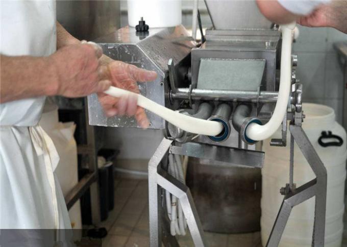 フル オートのヨーグルトの生産ライン1000Lはチーズ処理機械に風味を付けました